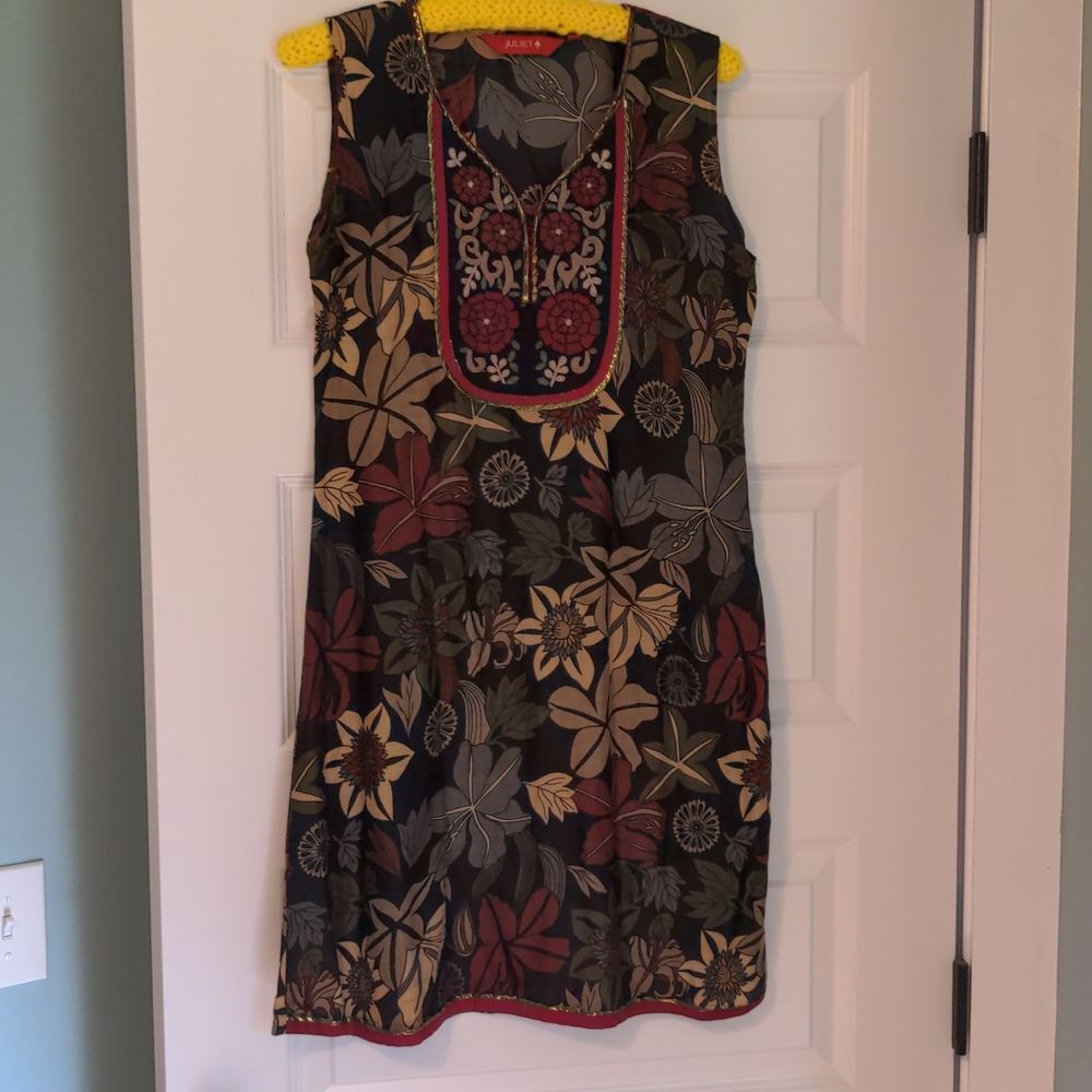Embroidered dark floral sleeveless kurta